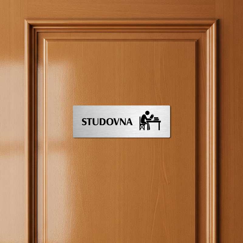 Studovna, stříbrná popiska na dveře